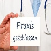Praxis geschlossen, Arzt mit Schild und Text