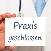 Praxis geschlossen, Arzt mit Schild und Text