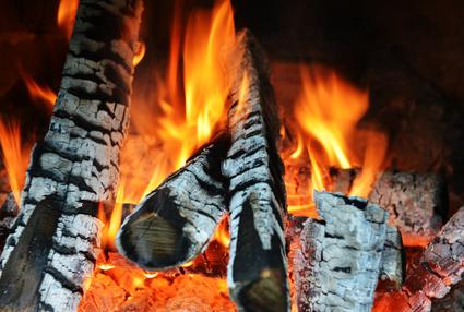Kamin - brennendes Holz Kamin - brennendes Holz